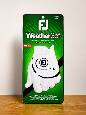 Guante de golf FootJoy WeatherSof en su empaque verde